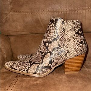 Coconuts by Matisse Snakeskin Pattern Astoria Taupe Ankle Booties Size 7.5 New